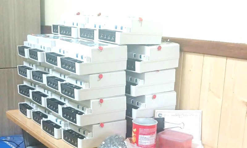 &#55357&#56524  Тус хэлтсийн хэмжих хэрэгслийн баталгаажуулалтын мэргэжилтэн Н.Лхагвахүү ДСЦТС ХК-ий хэмжүүр тоолуурын албаны лаборатори, Хүдэр хэсгийн инженер техникийн ажилтнуудтай  хамтран Хүдэр сумын цахилгаан эрчим хүч хэрэглэгчдийн үйл ажиллагаанд ашиглагдаж буй 1 ба 3 фазын цахилгаан тоолуур баталгаажуулах  ажлыг гүйцэтгэж байна.  