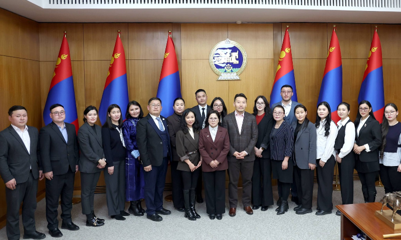 &#55357&#56624Стандарт, хэмжил зүйн газрын Удирдах ажилтны зөвлөгөөний хүрээнд Шадар сайд Х.Ганхуяг 21 аймаг  дахь стандарт, хэмжил зүйн хэлтсийн сургалт мэдээлэл, стандартын салбар сан хариуцсан мэргэжилтнүүдтэй уулзаж орон нутгийн хэмжээнд тулгамдаж буй асуудлын талаар ярилцаж, цаашид мэдээллийн ил тод байдлыг хангах, Орон нутагт Стандарт, хэмжил зүйн салбарын мэдээ мэдээллийг түгээн дэлгэрүүлэх ажилд амжилт хүслээ.