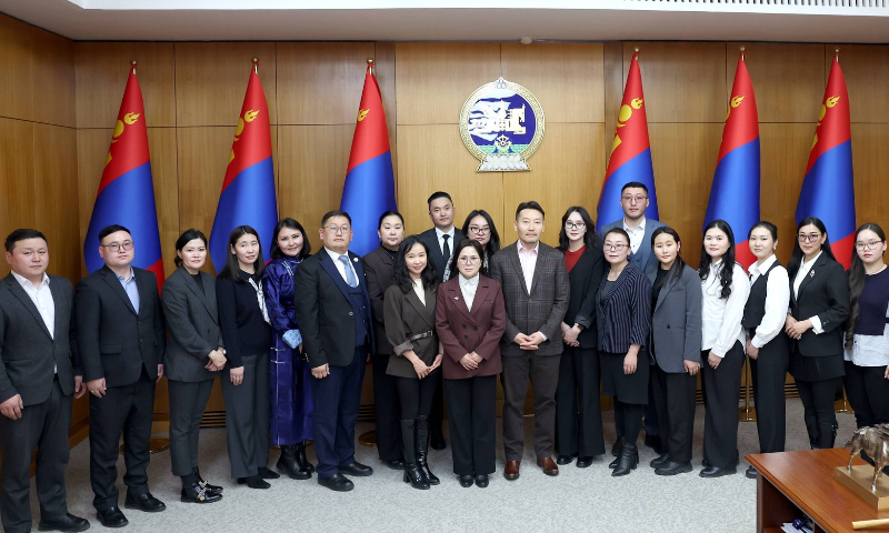 &#55357&#56624Стандарт, хэмжил зүйн газрын Удирдах ажилтны зөвлөгөөний хүрээнд Шадар сайд Х.Ганхуяг 21 аймаг  дахь стандарт, хэмжил зүйн хэлтсийн сургалт мэдээлэл, стандартын салбар сан хариуцсан мэргэжилтнүүдтэй уулзаж орон нутгийн хэмжээнд тулгамдаж буй асуудлын талаар ярилцаж, цаашид мэдээллийн ил тод байдлыг хангах, Орон нутагт Стандарт, хэмжил зүйн салбарын мэдээ мэдээллийг түгээн дэлгэрүүлэх ажилд амжилт хүслээ.