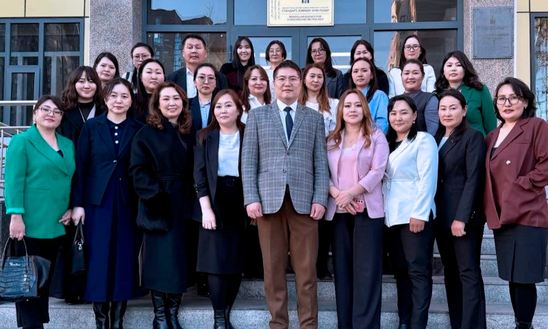 ✅ Хэлэлцүүлэгт Хүнсний аюулгүй байдлын үндэсний лавлагаа лабораторийн Ерөнхий захирал, лабораторийн эрхлэгч, хэлтсийн дарга нар, мөн 21 аймгийн Стандарт, хэмжил зүйн хэлтсийн сорилтын лаборатори, нийслэл болон Багануур, Налайх дүүргийн сорилтын лабораторийн эрхлэгч нар оролцов. 
✅ Хэлэлцүүлгийн үеэр лабораториудын өнөөгийн нөхцөл байдал, үйл ажиллагаанд тулгамдаж буй асуудал, цаашид хэрэгжүүлэх зорилт, арга хэмжээний талаар санал солилцож, лабораторийн үйл ажиллагааг сайжруулах, хамтын ажиллагааг бэхжүүлэх чиглэлээр хэлэлцлээ. 
✅ Тус хэлэлцүүлэг нь лабораторийн үйл ажиллагааны уялдаа холбоог сайжруулах, тулгамдсан асуудлыг хамтран шийдвэрлэх, цаашдын хөгжлийн чиглэлийг тодорхойлоход чухал ач холбогдолтой боллоо.