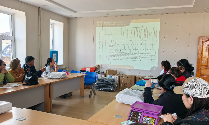        Сэлэнгэ аймгийн Стандарт, хэмжил зүйн хэлтсийн даргын баталсан удирдамжийн дагуу Баянгол сумын худалдаа, үйлчилгээ эрхлэгчдэд "Жижиглэн худалдааны газар, түүний үйлчилгээ MNS 5021-1:2024" стандарт, "Тохирлын гэрчилгээ авах, хугацаа сунгах хүсэлтийг хэрхэн цахимаар илгээх вэ?" талаар мэдээлэл өгч, худалдаа үйлчилгээнд ашиглаж буй хэмжих хэрэгслийг шалган баталгаажууллаа. 